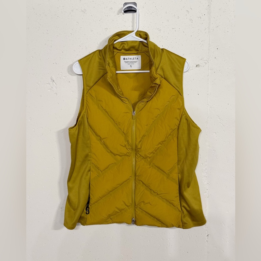 Athleta Puffer Vest with Stand-Up Collar and Fitted Silhouette XL